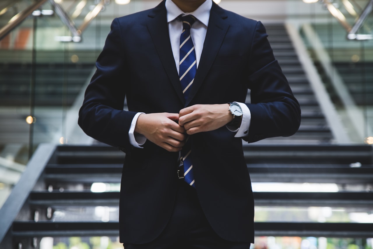 求人票を見て悩む求職者のイメージ